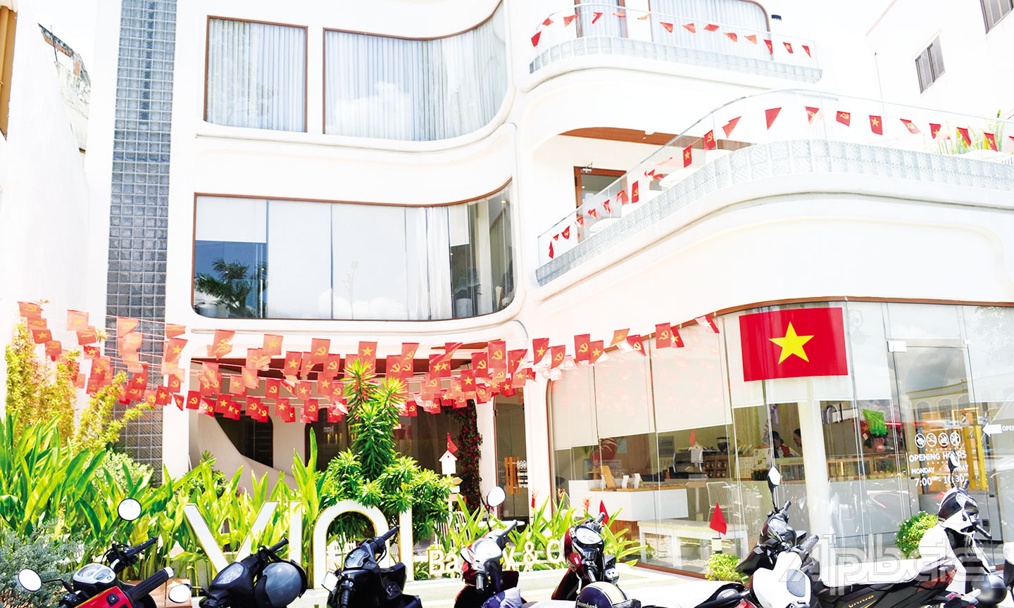 ហាងកាហ្វេនៅផ្លូវ 30/4 បន្ថែមពីលើការតុបតែងទង់ជាតិ ក៏មានផ្តល់ជូនទង់ជាតិដៃសម្រាប់អតិថិជនដែលចង់ថតរូបផងដែរ។