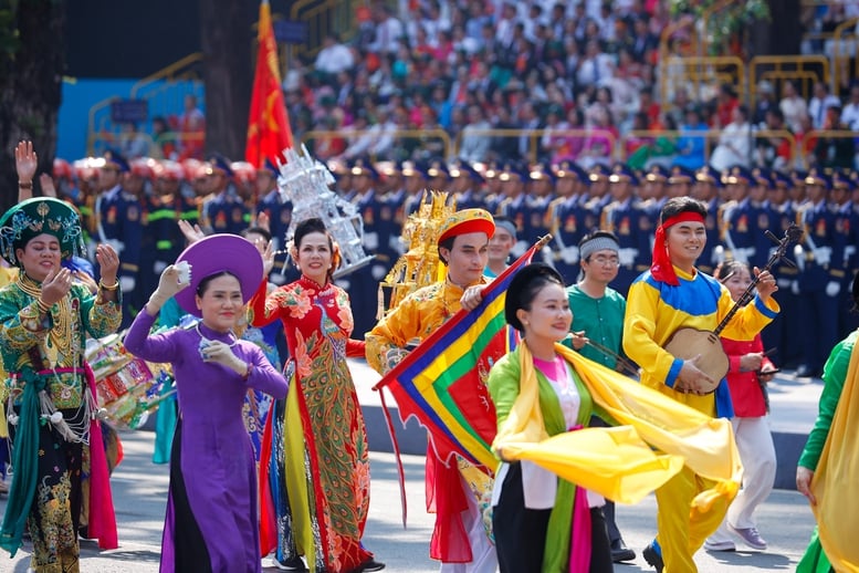 Chùm ảnh: Quần chúng, nhân dân tham gia diễu hành kỷ niệm 50 năm thống nhất đất nước- Ảnh 15.