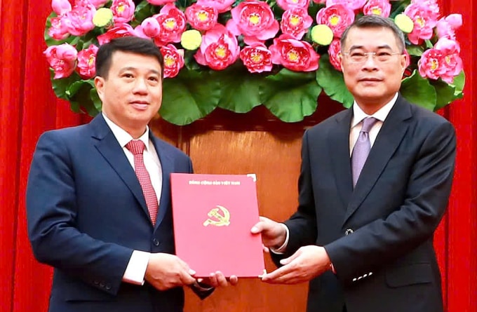 Head of the Central Organizing Committee Le Minh Hung (right) presents the decision to Mr. Y Thanh Ha Nie Kdam. Photo: Khanh Huong
