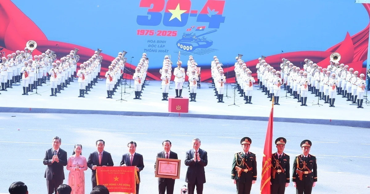 [Ảnh] Tổng Bí thư Tô Lâm trao tặng danh hiệu “Anh hùng Lao động” cho Đảng bộ, Chính quyền và Nhân dân Thành phố Hồ Chí Minh