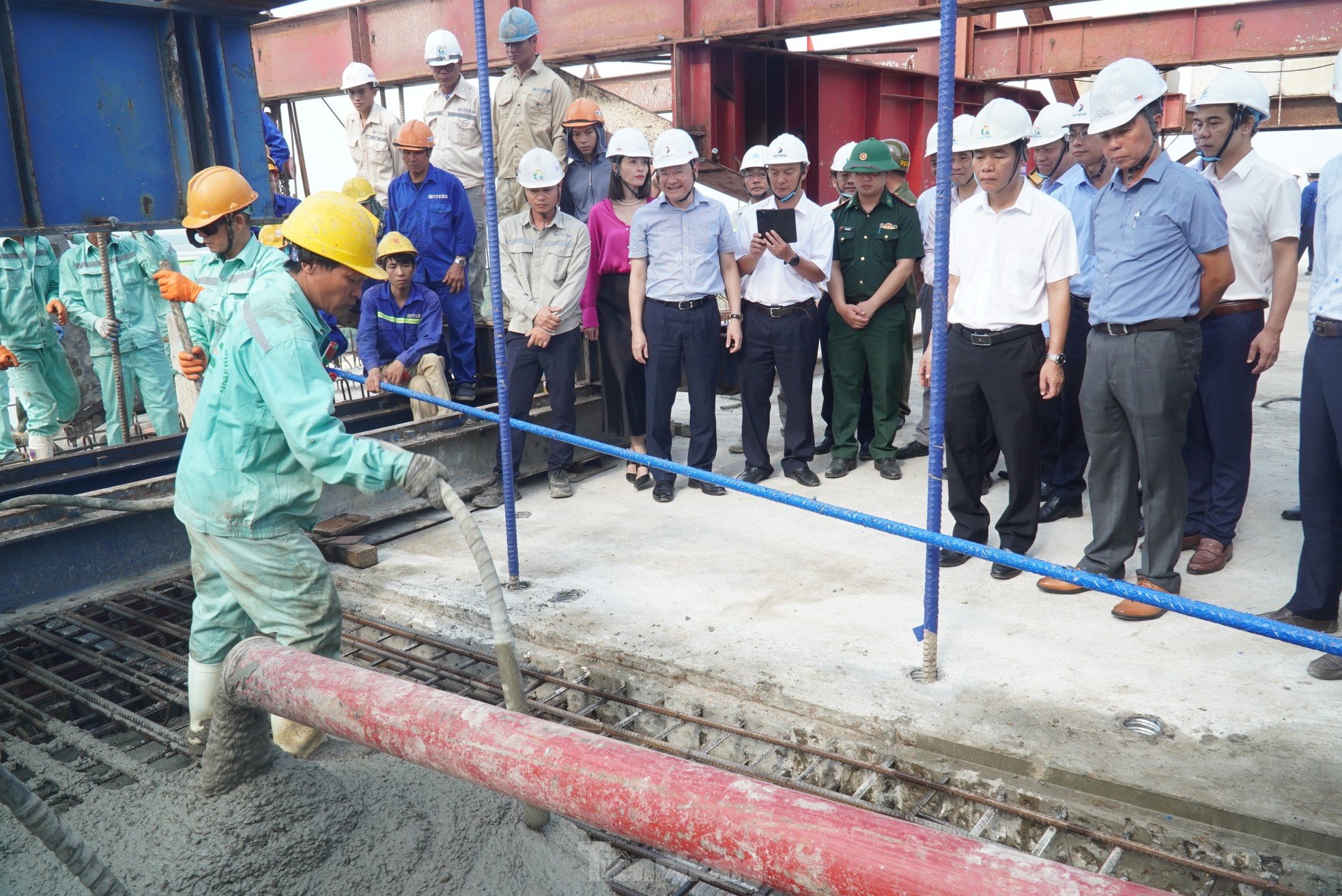 Hợp long cầu vượt cửa biển dài nhất miền Trung ảnh 3