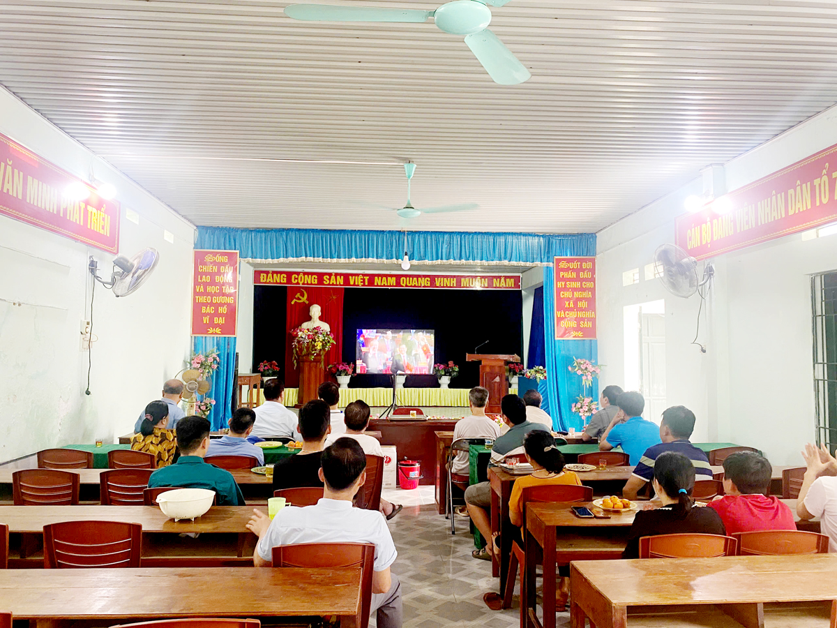 Người dân tổ 7, phường Ngọc Hà (thành phố Hà Giang) tập trung tại nhà văn hóa cùng theo dõi lễ kỷ niệm.