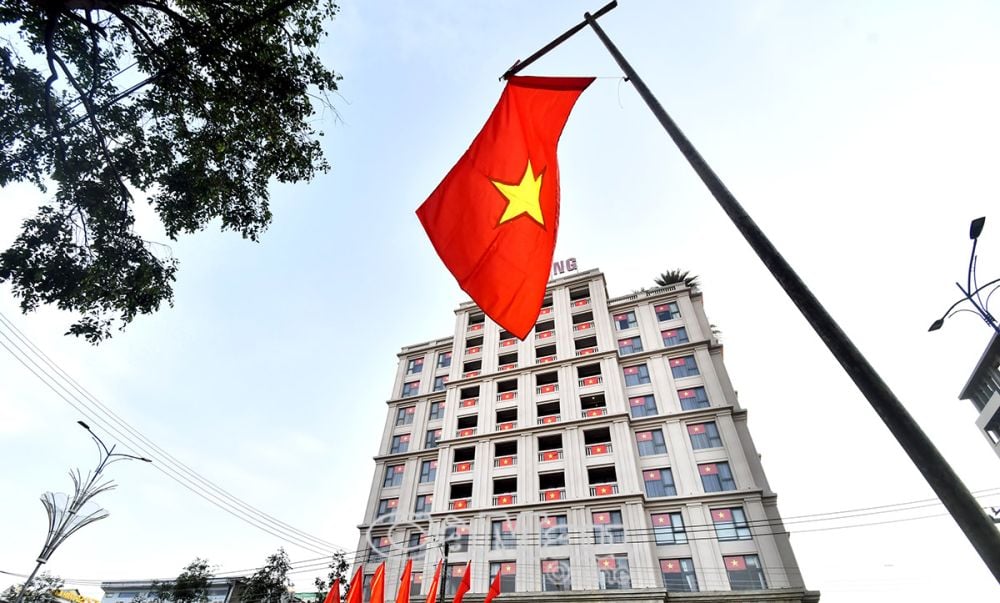 Hòa cùng miền vui và sự tự hào của dân tộc, cờ đỏ sao vàng xuất hiện tại các cơ sở kinh doanh. 