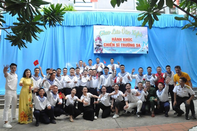 Đoàn chụp ảnh lưu niệm sau chương trình biểu diễn