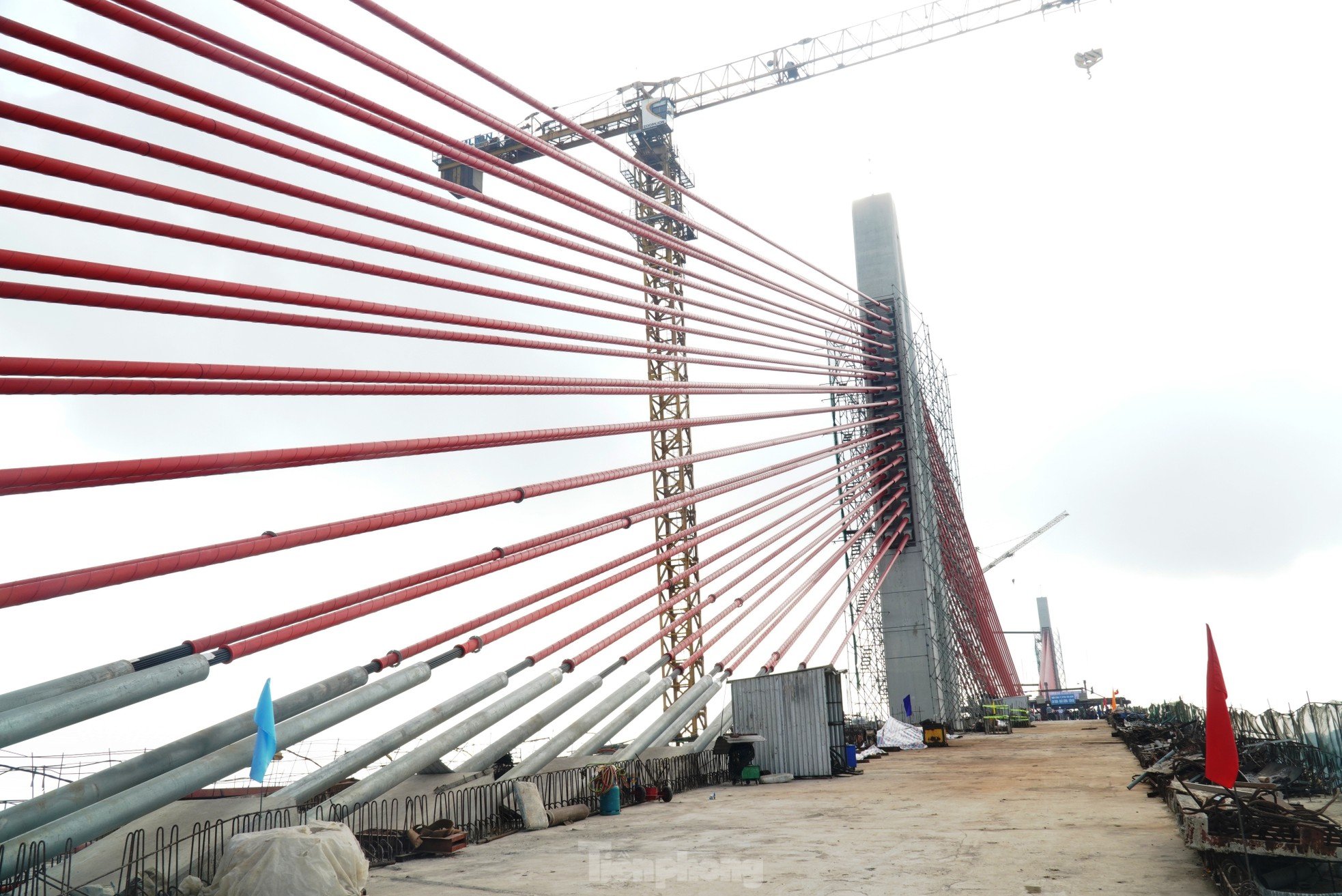 Hợp long cầu vượt cửa biển dài nhất miền Trung ảnh 11
