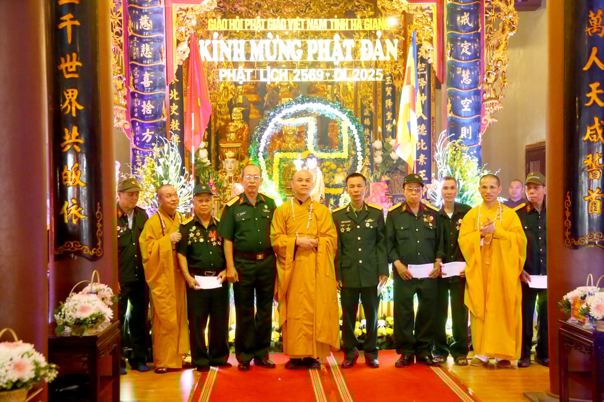 Ban trị sự Giáo hội Phật giáo Việt Nam tỉnh Hà Giang trao tặng các phần quà cho các Cựu chiến binh trên địa bàn huyện Bắc Quang.