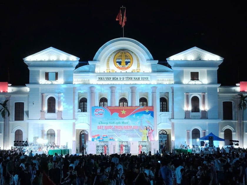 Chương trình nghệ thuật đặc biệt “Đất nước trọn niềm vui” thu hút đông đảo cán bộ và Nhân dân Thành Nam đến xem.