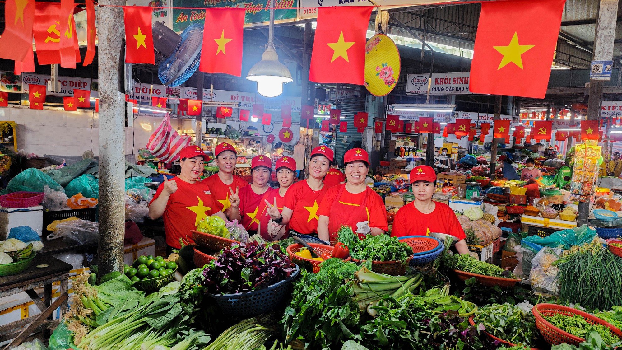 Trên cảng cá, bà con ngư dân hưởng ứng treo cờ Tổ quốc chào mừng Ngày giải phóng miền Nam, thống nhất đất nước - Ảnh: VGP/Lưu Hương