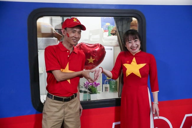 “Đoàn tàu Thống Nhất” xuất phát tại ga Hà Nội vào TP. Hồ Chí Minh mừng 50 năm đất nước thống nhất - Ảnh 10.