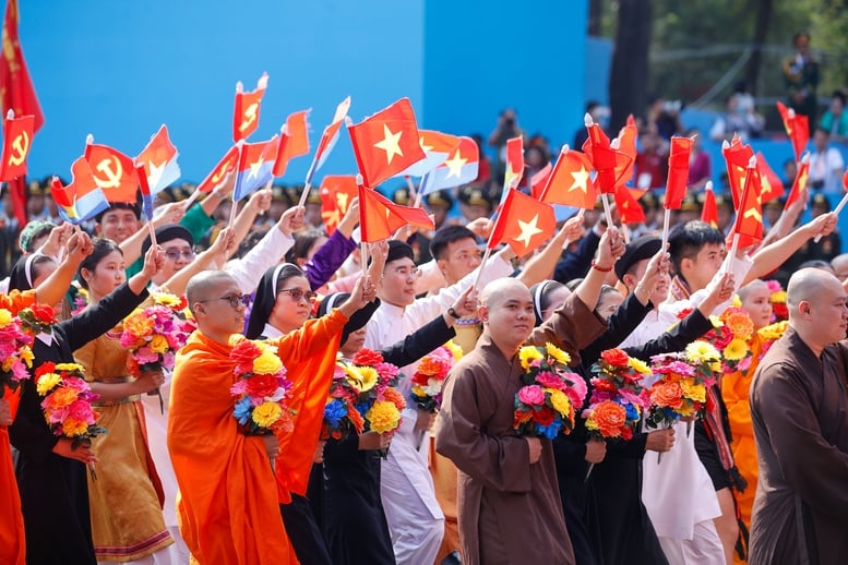 Chùm ảnh: Quần chúng, nhân dân tham gia diễu hành kỷ niệm 50 năm thống nhất đất nước- Ảnh 4.