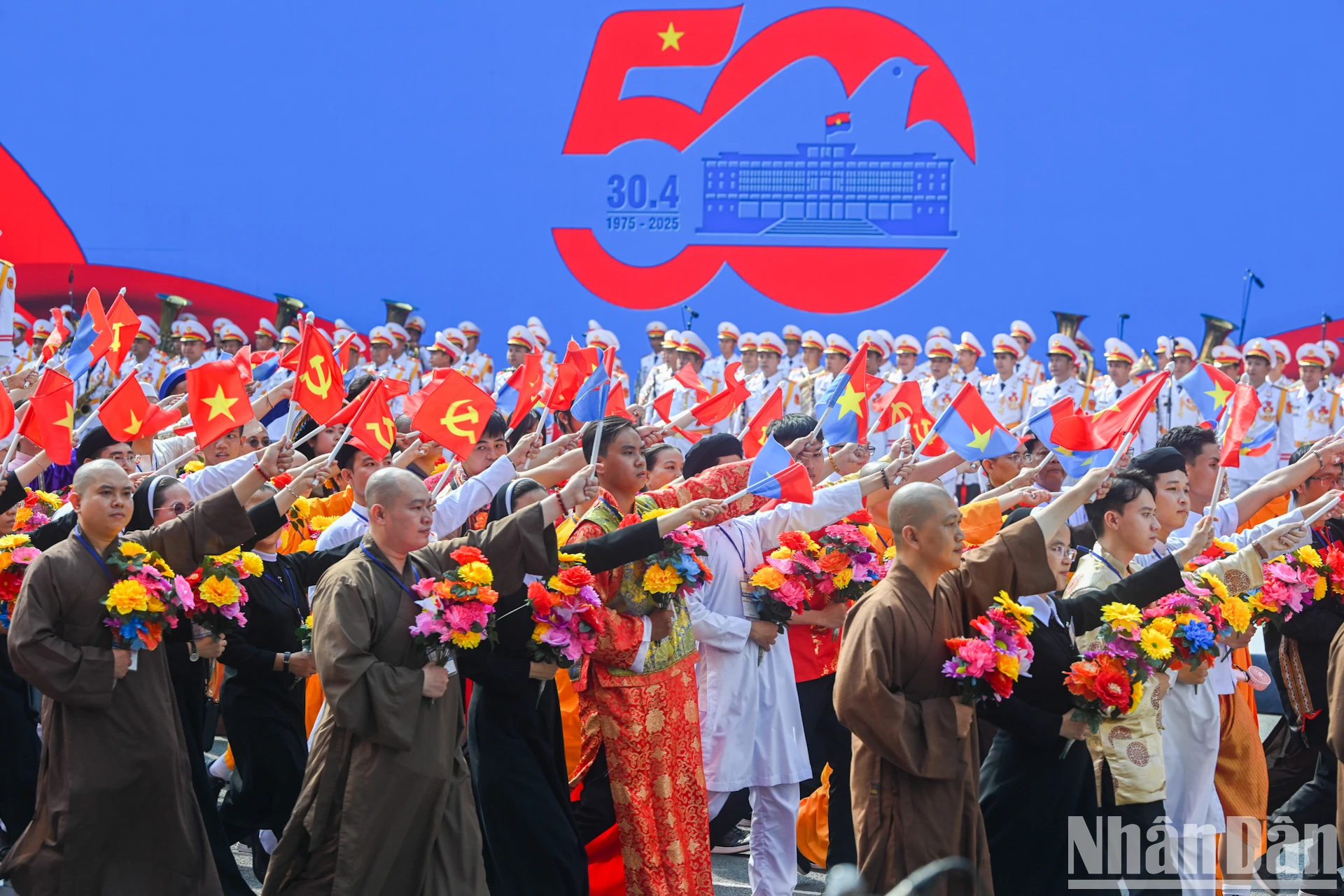 [Ảnh] Khối quần chúng diễu hành kỷ niệm 50 năm ngày đất nước thống nhất ảnh 3
