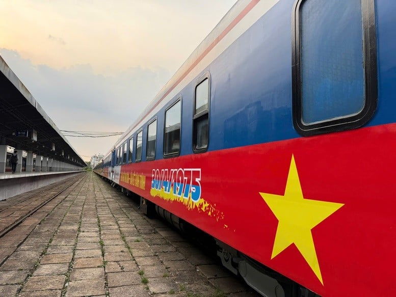 Tàu được trang trí theo chủ đề của ngày lễ trọng đại.