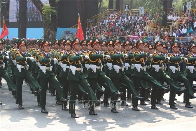 Khối Sĩ quan Lục quân tiến qua lễ đài