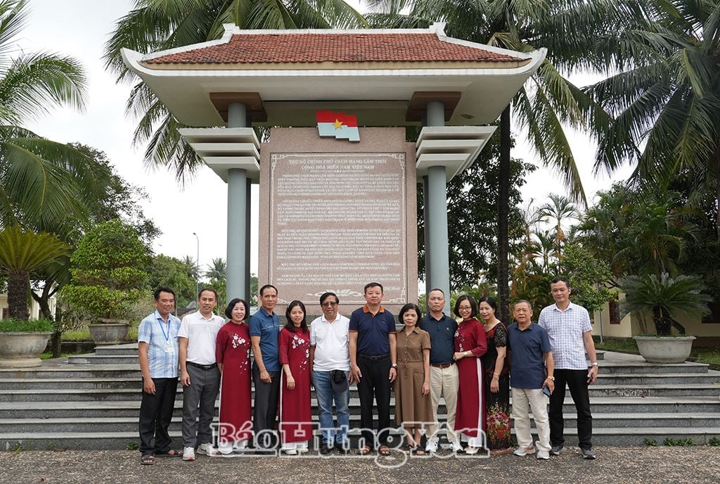 Đoàn công tác của Hội Nhà báo tỉnh Hưng Yên chụp ảnh lưu niệm tại Nhà bia di tích trụ sở Chính phủ Cách mạng lâm thời Cộng hòa miền Nam Việt Nam tại thị trấn Cam Lộ, huyện Cam Lộ (tỉnh Quảng Trị)