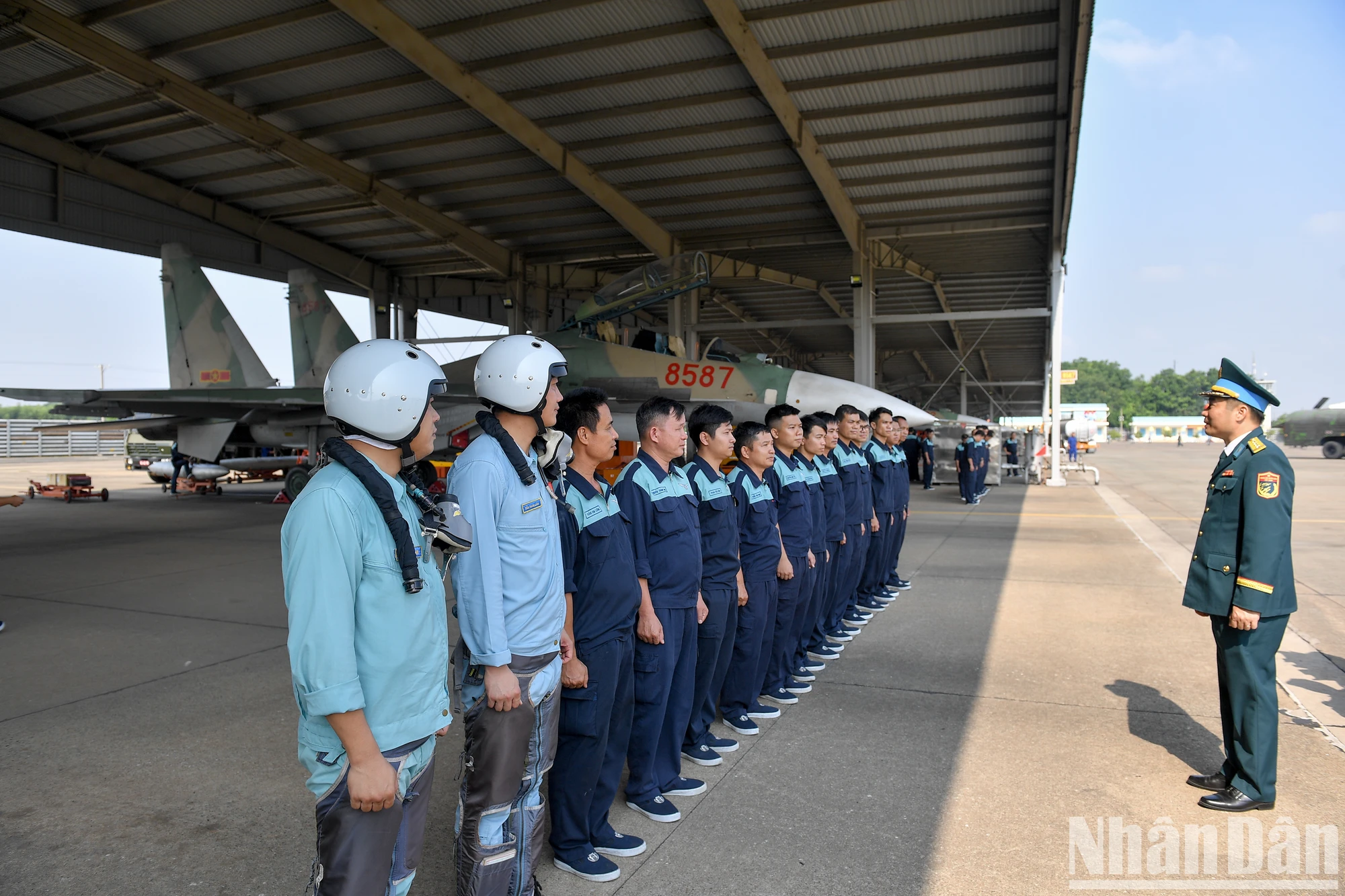 [Ảnh] "Hổ mang chúa" Su-30MK2 hoàn thành nhiệm vụ vinh quang ngày 30/4 ảnh 13