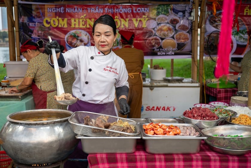 Nấu bún bò Huế phục vụ du khách tại chương trình Huế - Kinh đô ẩm