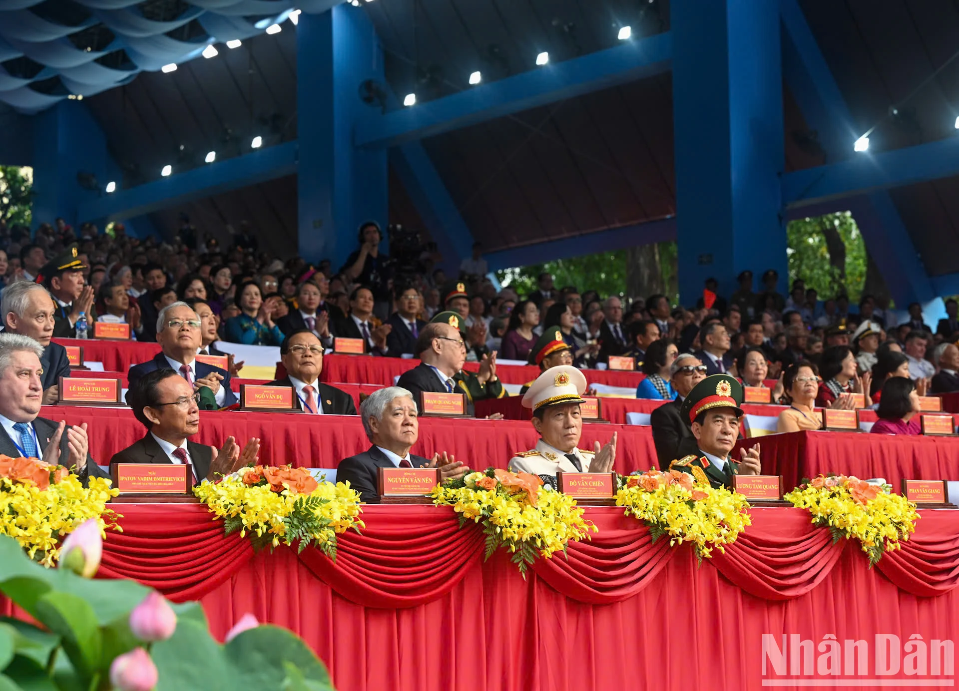 [Ảnh] Toàn cảnh lễ diễu binh, diễu hành kỷ niệm 50 năm Giải phóng miền nam, thống nhất đất nước ảnh 2