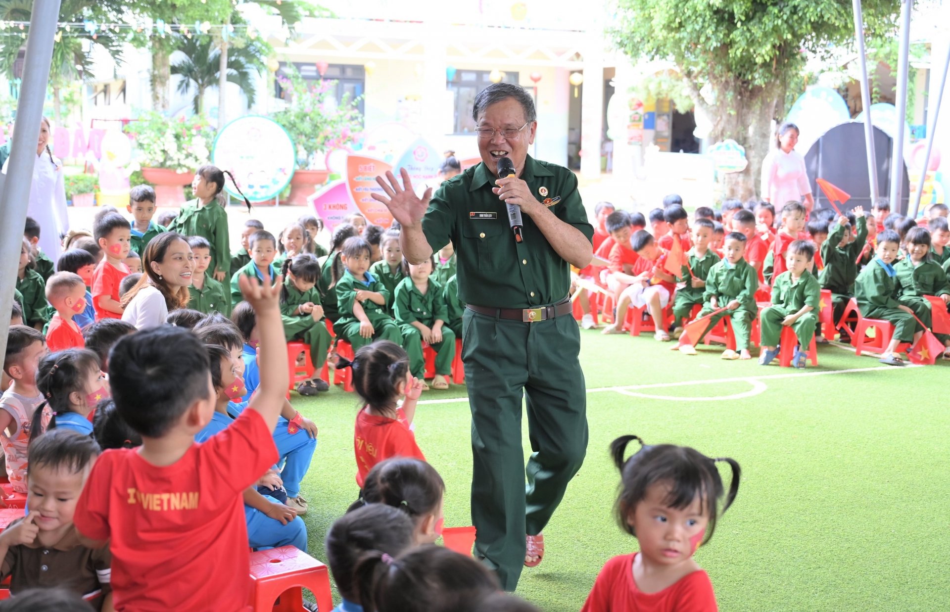 Các cháu học sinh trường Mầm non Anh Đào giao lưu cùng các bác cựu chiến binh