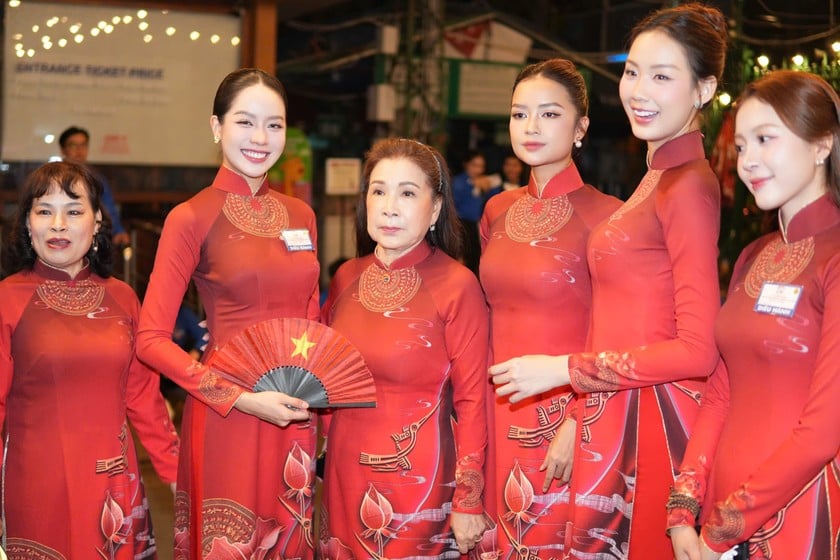 NSND Kim Xuân (thứ 3 từ trái qua) là người lớn tuổi nhất trong khối diễu hành của văn nghệ sĩ. Ảnh: S.V.