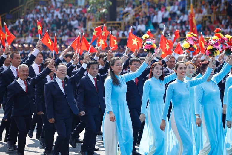 Chùm ảnh: Quần chúng, nhân dân tham gia diễu hành kỷ niệm 50 năm thống nhất đất nước- Ảnh 10.
