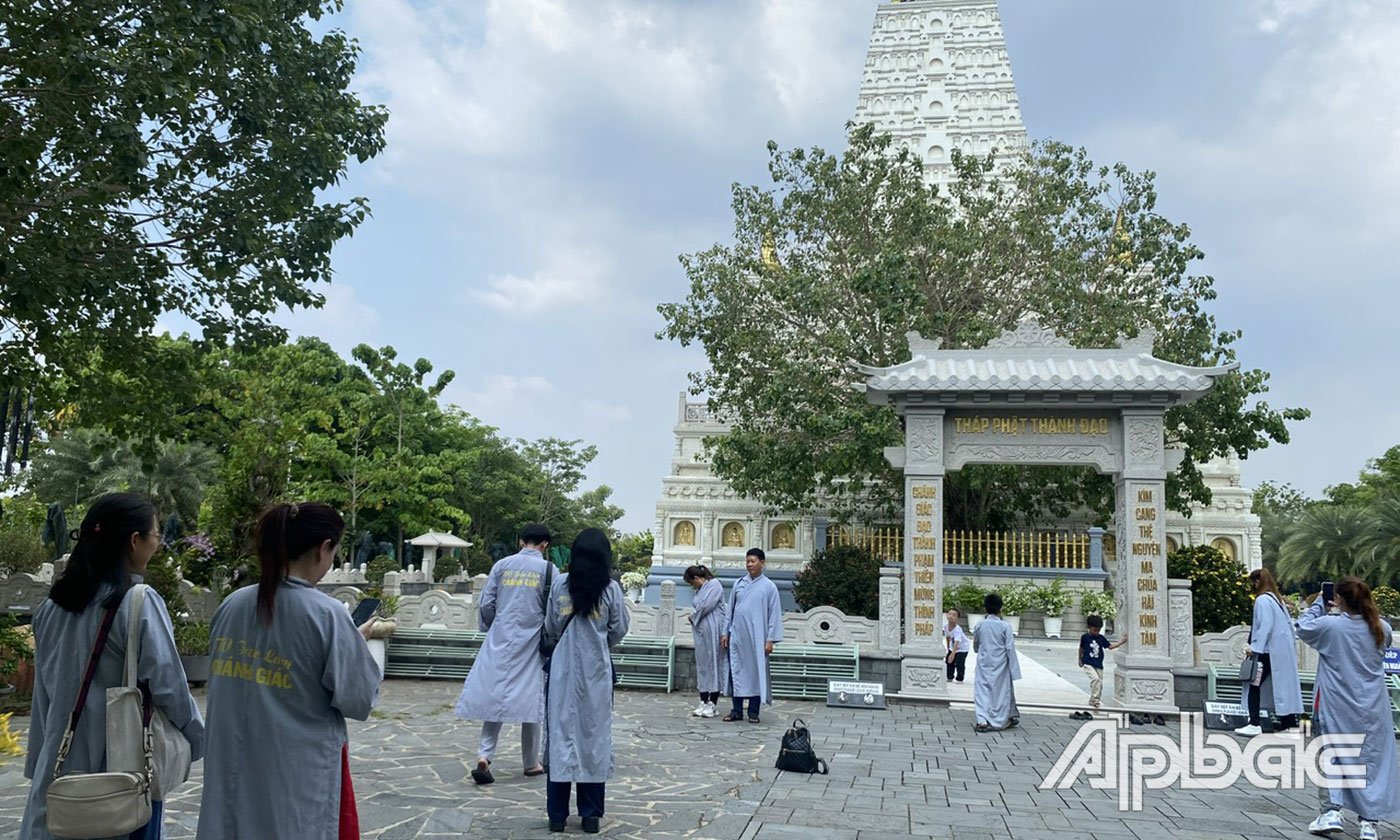 Du khách tham quan tại Thiền viện Trúc Lâm Chánh Giác.