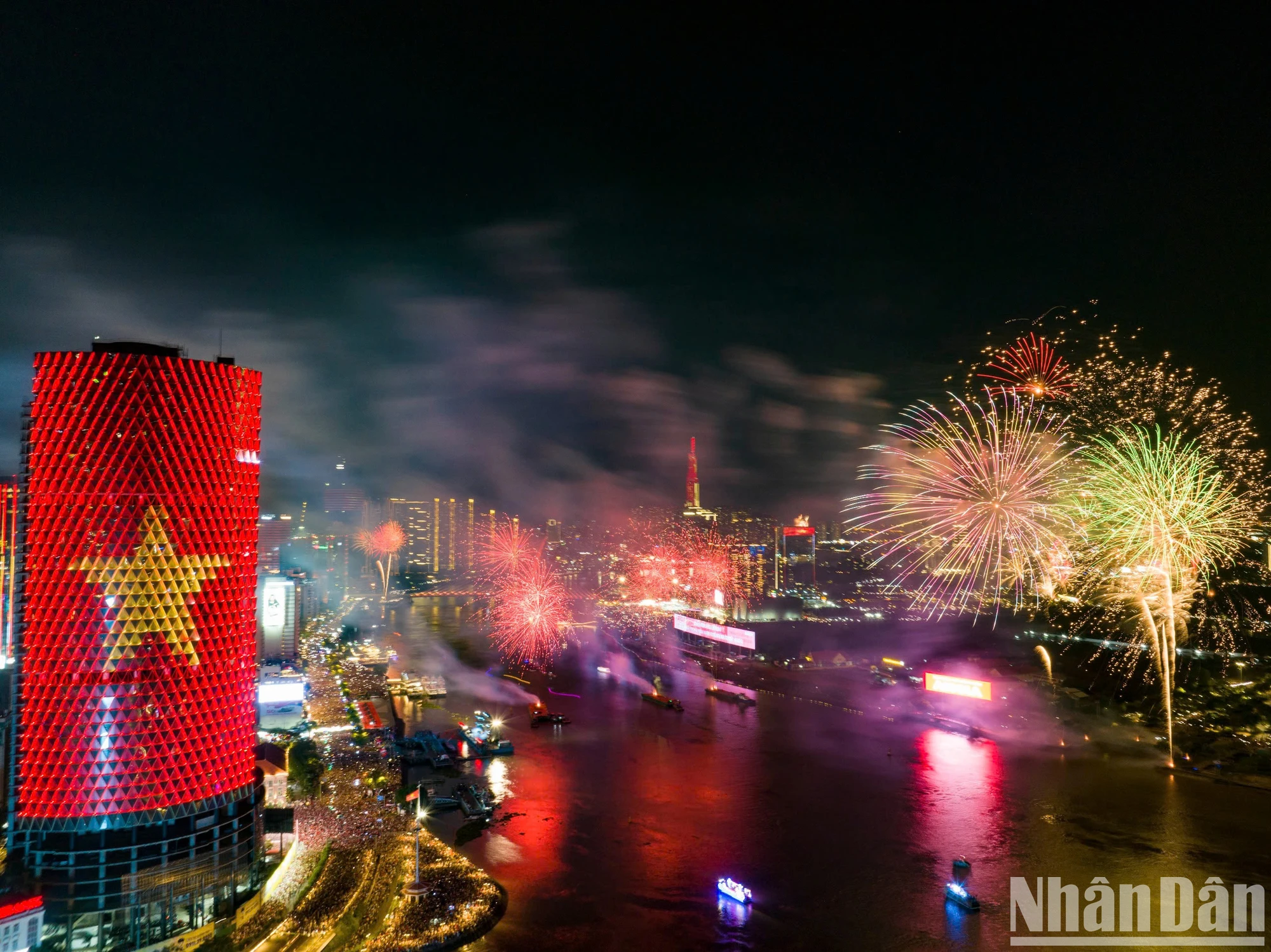 [Ảnh] Pháo hoa rực sáng bầu trời Thành phố Hồ Chí Minh 50 năm sau ngày Giải phóng ảnh 3