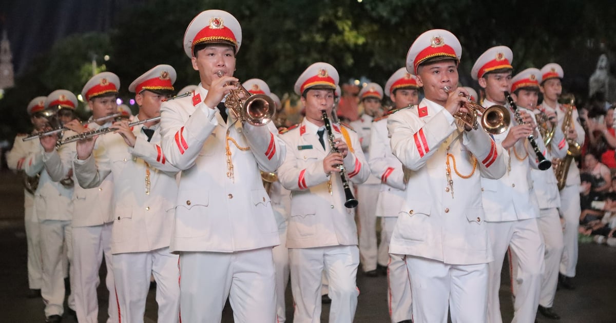 'Biển người' đổ về phố đi bộ Nguyễn Huệ tham dự 'Sắc màu thành phố Bác'
