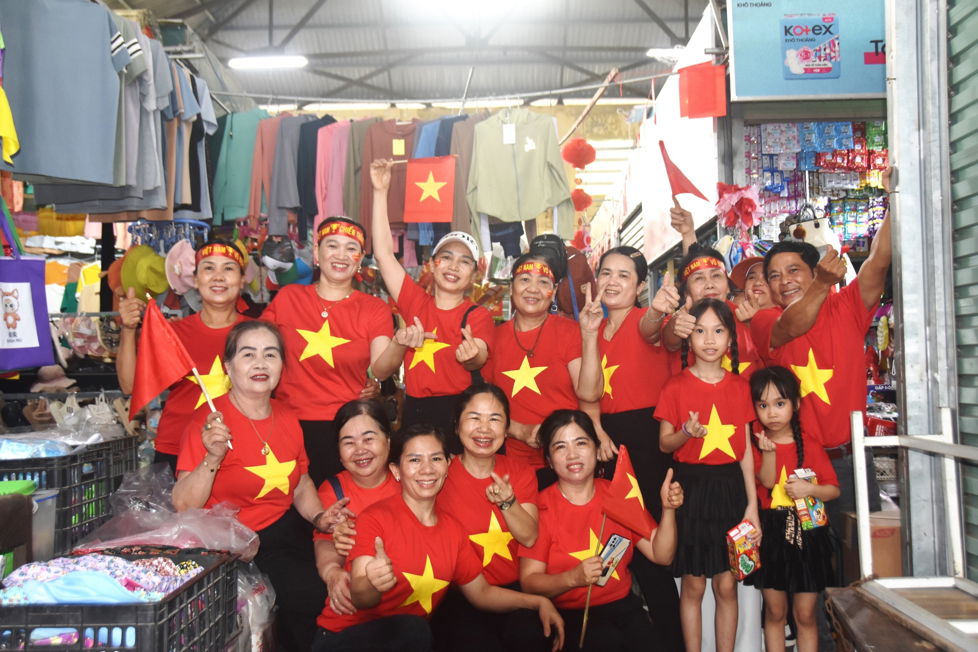 អាជីវករផ្សារ Lai Phuoc រាប់រយនាក់ពាក់អាវក្រហមជាមួយតារាពណ៌លឿង ដើម្បីអបអរសាទរពិធីបុណ្យដ៏អស្ចារ្យរបស់ប្រទេស។