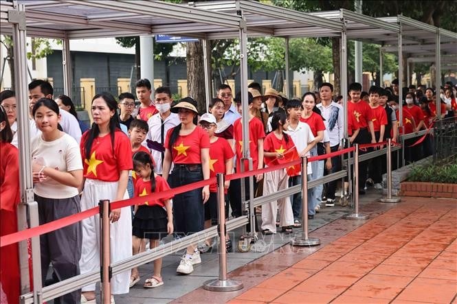 Hàng nghìn người dân và du khách thành kính vào Lăng viếng Chủ tịch Hồ Chí Minh, vị lãnh tụ kính yêu của dân tộc Việt Nam