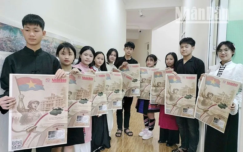Người dân Sơn La hào hứng với ấn phẩm đặc biệt của Báo Nhân Dân dịp kỷ niệm 30/4 ảnh 3