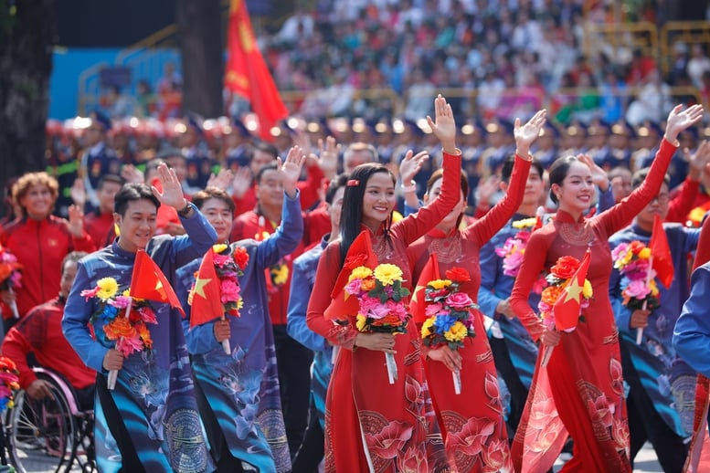 Chùm ảnh: Quần chúng, nhân dân tham gia diễu hành kỷ niệm 50 năm thống nhất đất nước- Ảnh 14.