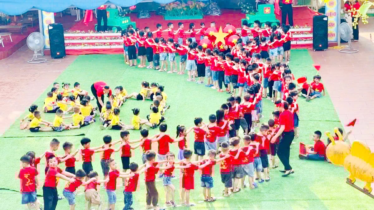 Học sinh Trường Mầm non Ngọc Đường (Thành phố Hà Giang) xếp hình bản đồ Việt Nam chào mừng 50 năm Ngày giải phóng miền Nam.