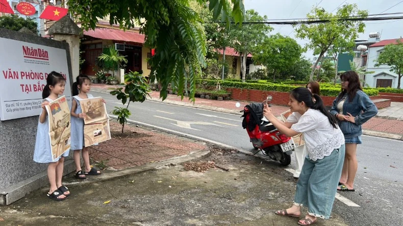 Phụ san đặc biệt của Báo Nhân Dân tiếp tục đến với bạn đọc ở Bắc Kạn ảnh 1