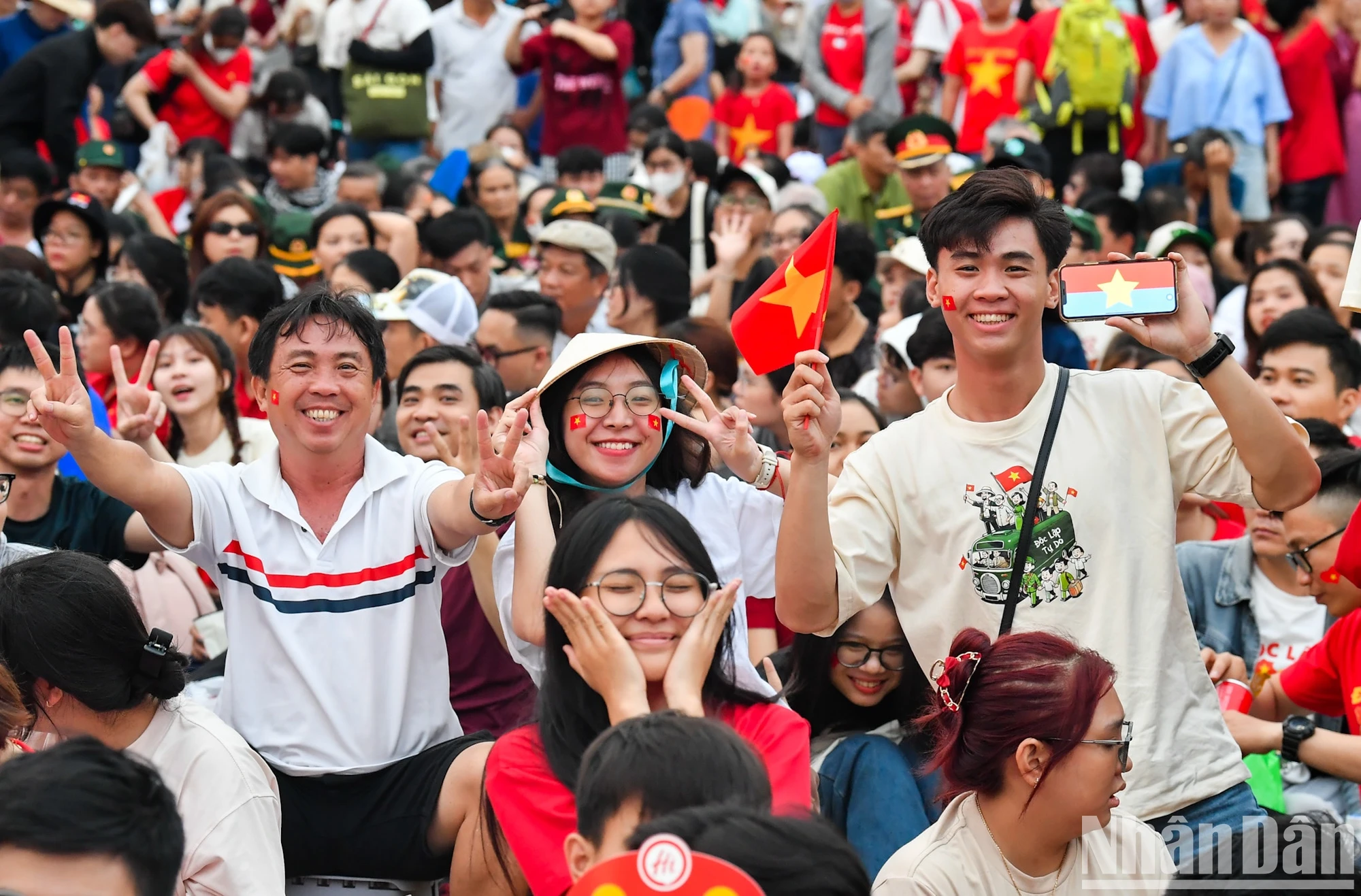 [Ảnh] Khối quần chúng diễu hành kỷ niệm 50 năm ngày đất nước thống nhất ảnh 18