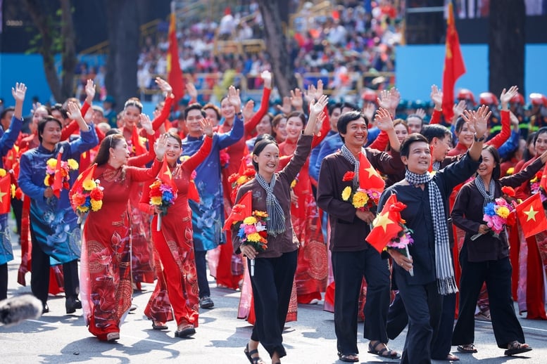 Chùm ảnh: Quần chúng, nhân dân tham gia diễu hành kỷ niệm 50 năm thống nhất đất nước- Ảnh 16.