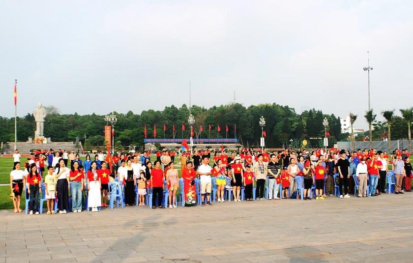 Người dân thực hiện nghi thức chào cờ. Ảnh: Thiên Ý.