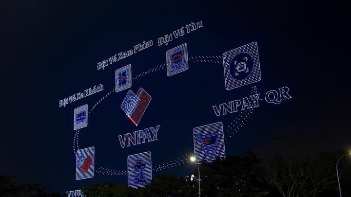 អ្នករៀបចំបាននិយាយថា ការបង្ហាញយន្តហោះគ្មានមនុស្សបើក 10,500 ជាផ្លូវការនៅល្ងាចថ្ងៃទី 1 ខែឧសភា នឹងមិនមានការផ្សាយពាណិជ្ជកម្មណាមួយឡើយ។
