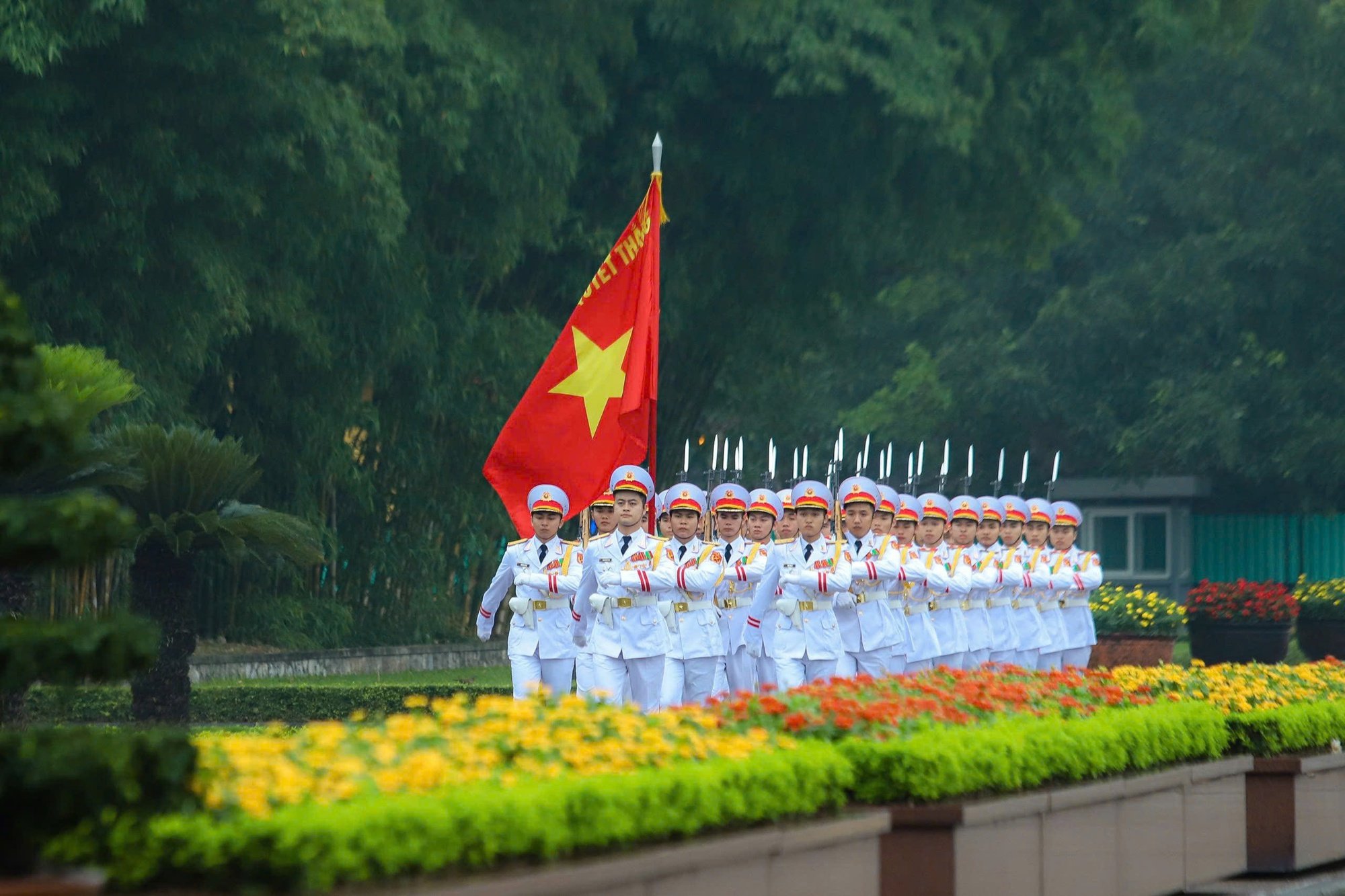 Chùm ảnh: Cả nước tưng bừng chào mừng kỷ niệm 50 năm Giải phóng miền Nam, thống nhất đất nước- Ảnh 1.