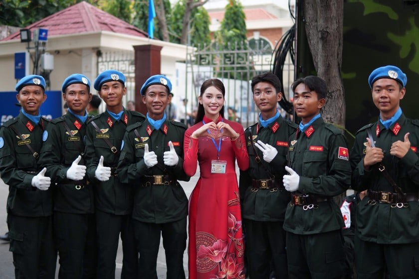 Tham gia tập luyện, Hoa hậu Tiểu Vy còn mua nước tặng các chiến sĩ đang thực hiện nhiệm vụ.