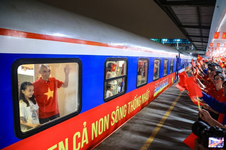 Chuyến tàu đặc biệt chào mừng ngày đất nước hoàn toàn giải phóng- Ảnh 1.