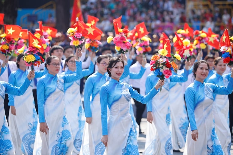 Chùm ảnh: Quần chúng, nhân dân tham gia diễu hành kỷ niệm 50 năm thống nhất đất nước- Ảnh 13.