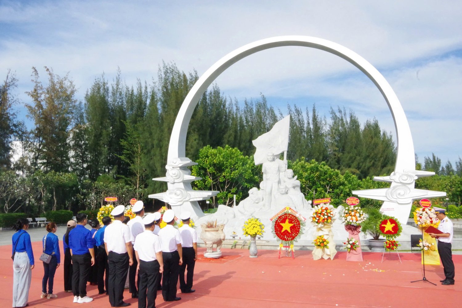 នាយទាហាន និងទាហាននៃកងវរសេនាធំ អុជធូប ដើម្បីរំលឹកដល់វិញ្ញាណក្ខន្ធ យុទ្ធជនពលី នៅវិមានអនុស្សាវរីយ៍ Gac Ma Soldiers Memorial។
