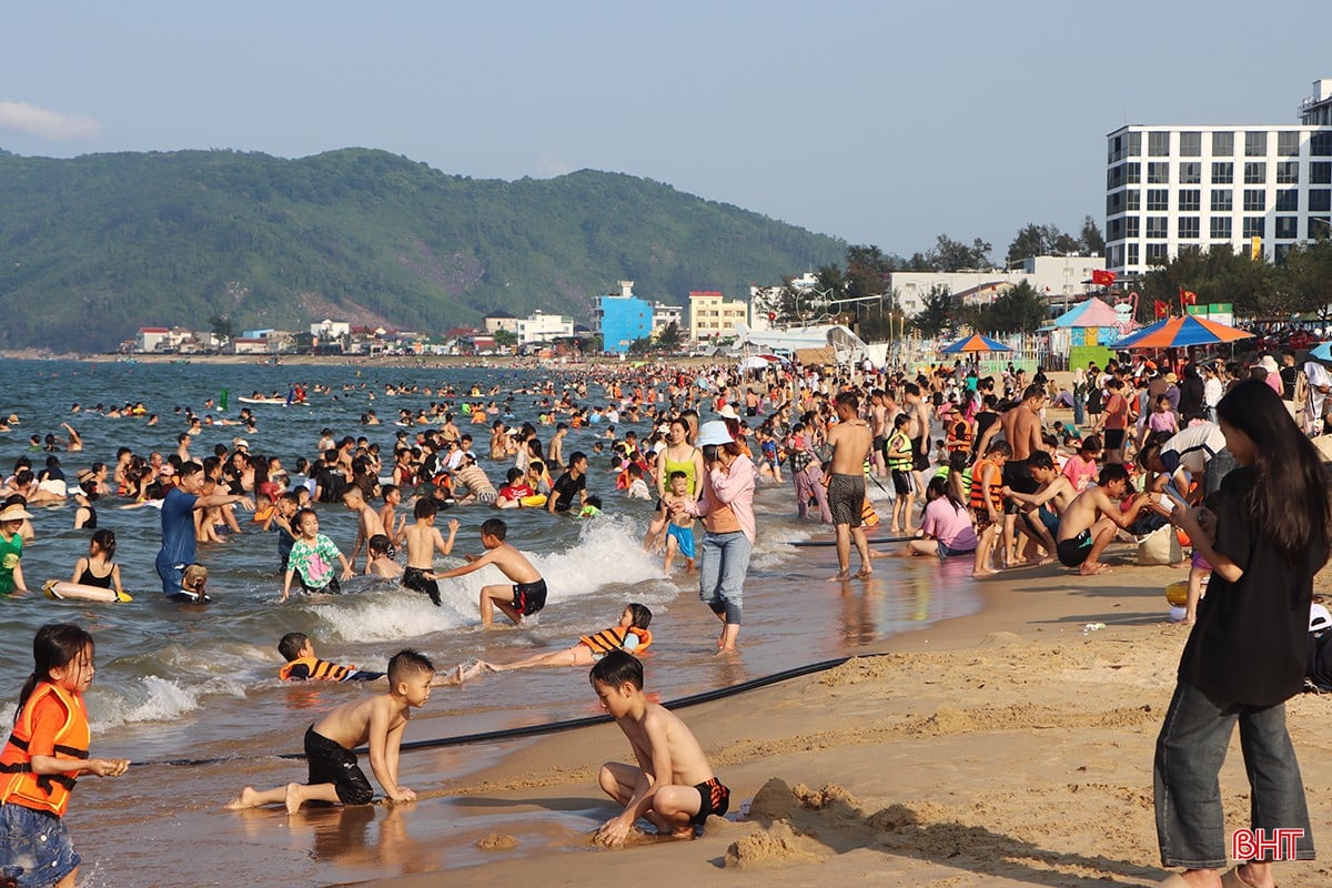 Tại Khu du lịch Thiên Cầm (Cẩm Xuyên), trong ngày nghỉ lễ đầu tiên, hơn 1.200 phòng của trên 30 cơ sở lưu trú đều đã được khách đặt kín chỗ.