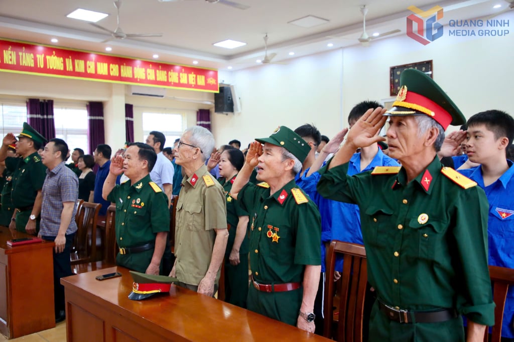 Những người Cựu chiến binh, các cán bộ, các đoạn ĐVTN có mặt tại hội trường UBND phường Cao Xanh cùng nghiêm trang cử hành lễ chào cờ, hát vang Quốc ca, hòa chung vào không khí trang trọng, hào hùng của buổi đại lễ. Tất cả mọi trái tim, mọi tâm hồn đều hướng về Thành phố Hồ Chí Minh, mừng ngày Đất nước thống nhất, non sông liền một dải.