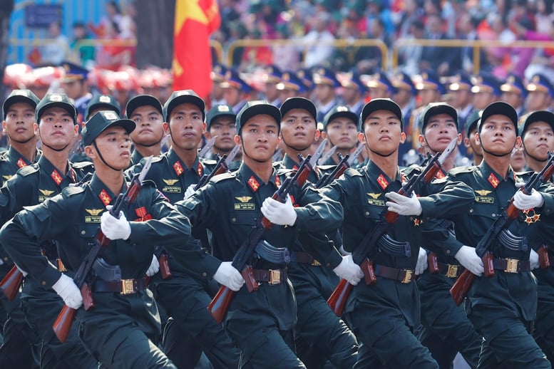Chùm ảnh: Lực lượng công an tham gia diễu binh, diễu hành kỷ niệm 50 năm thống nhất đất nước- Ảnh 8.