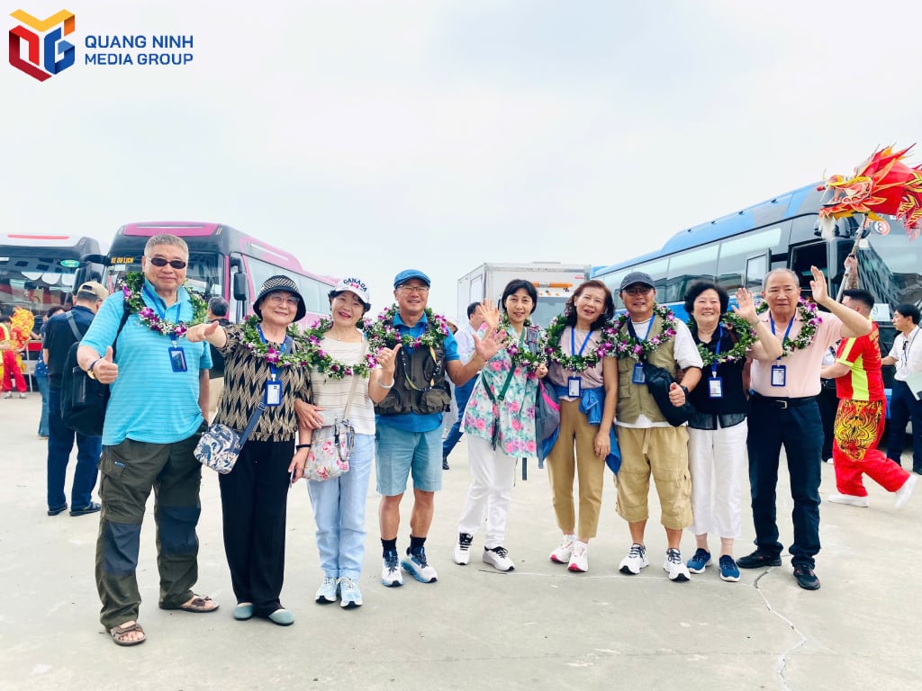 អ្នកទេសចរថតរូបអនុស្សាវរីយ៍។