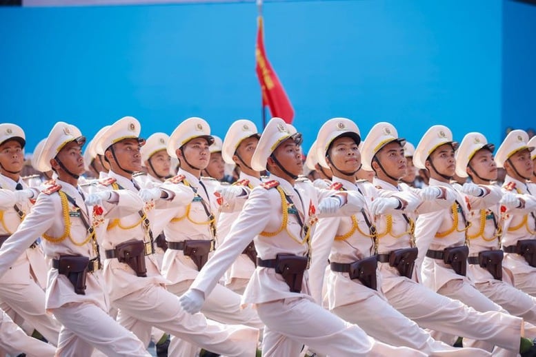 Chùm ảnh: Lực lượng công an tham gia diễu binh, diễu hành kỷ niệm 50 năm thống nhất đất nước- Ảnh 5.