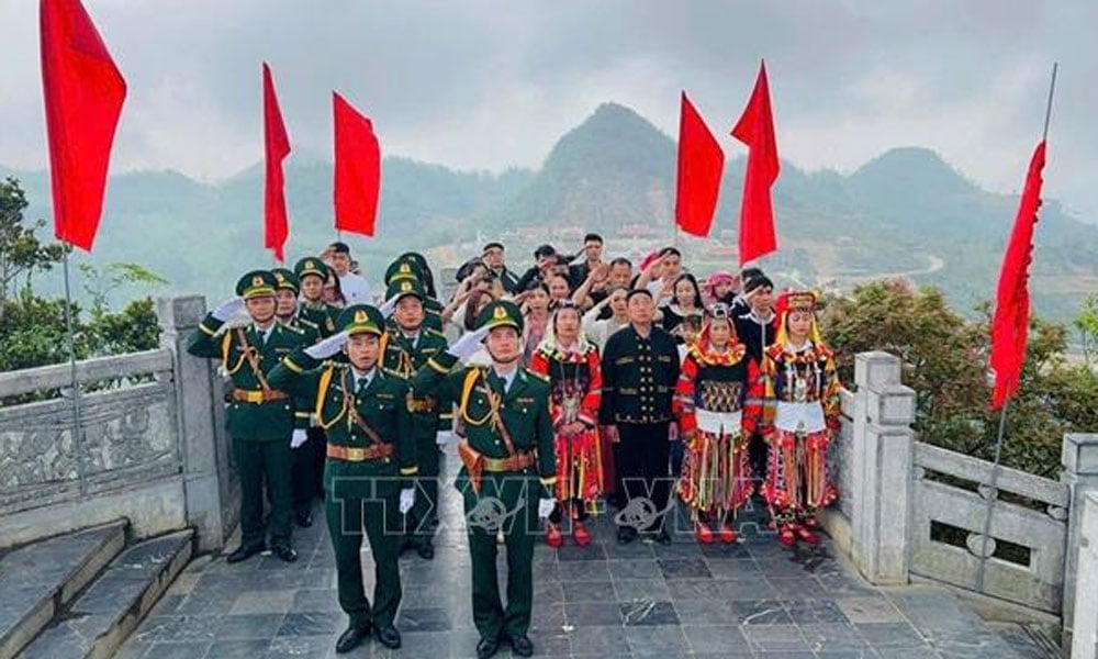 Linh thiêng Lễ thượng cờ tại Cột cờ quốc gia Lũng Cú trong ngày thống nhất