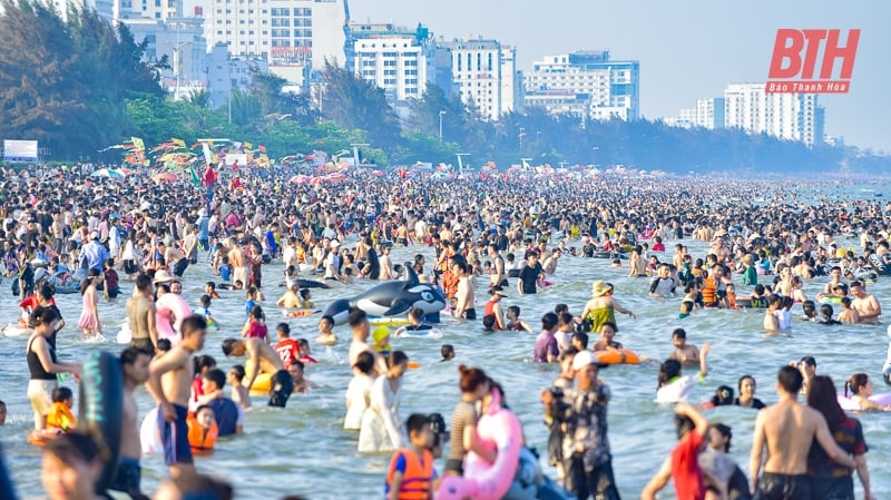 Sầm Sơn đông nghịt người trong ngày đầu nghỉ lễ