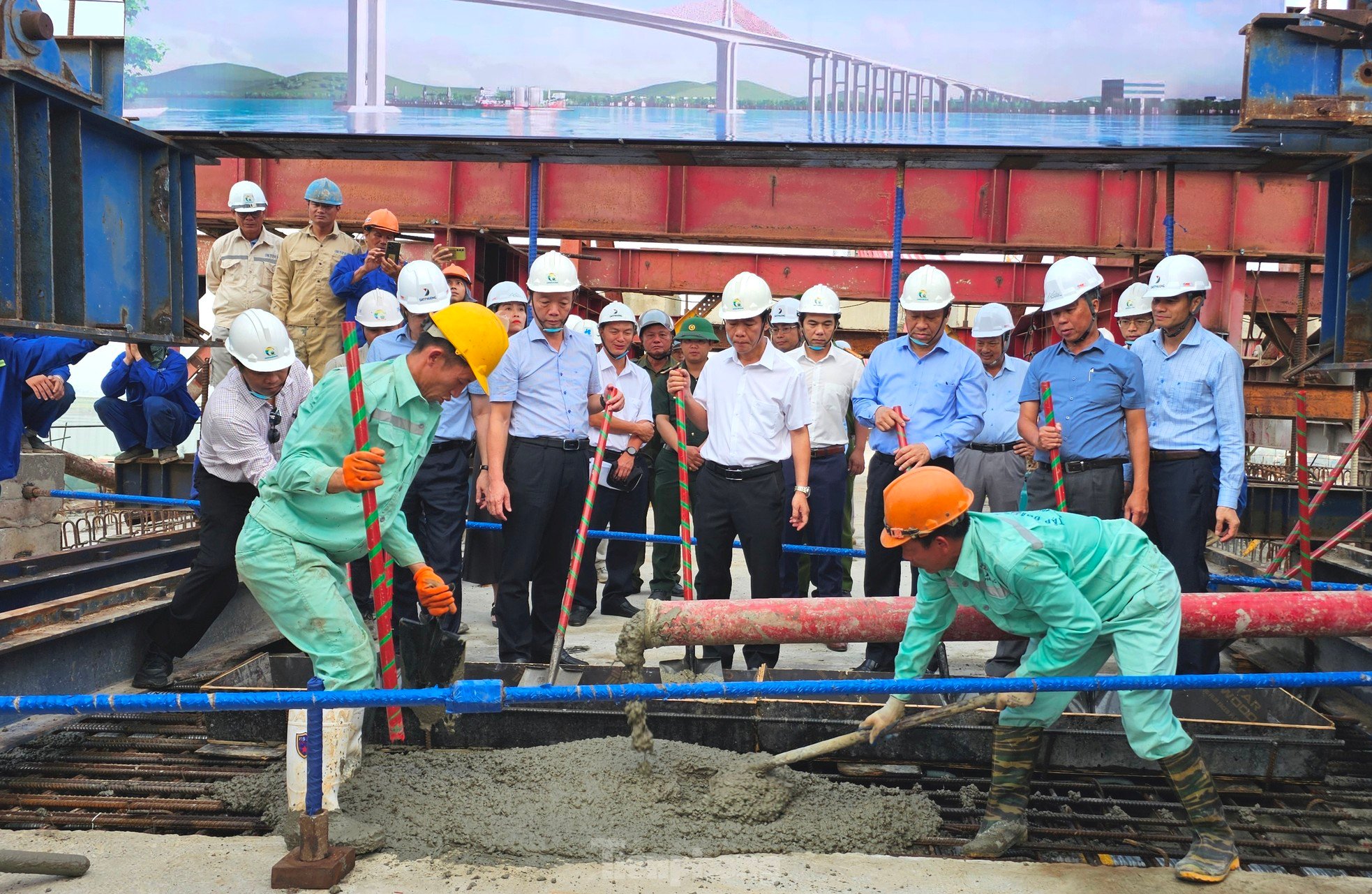 Hợp long cầu vượt cửa biển dài nhất miền Trung ảnh 2